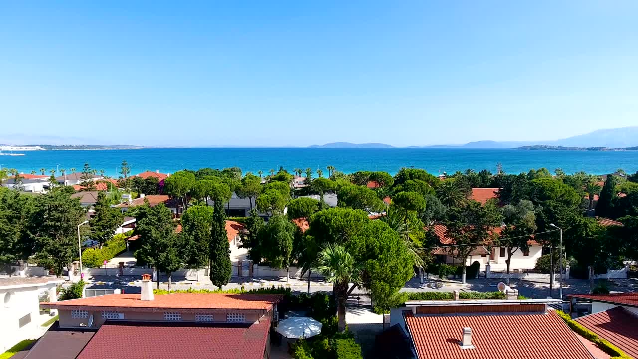 volando por encima de lujosos complejos de villas frente a la playa con una ubicación exótica perfecta. vista aérea de 4k.