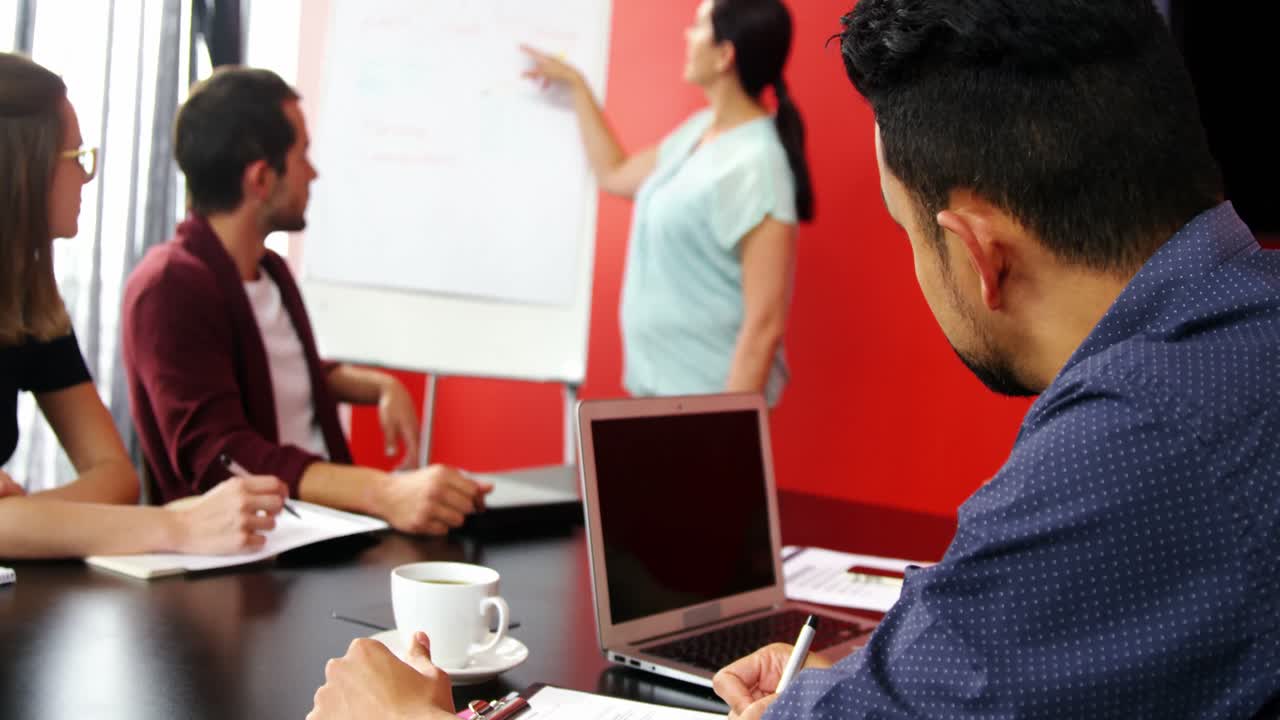 ejecutivos de negocios discutiendo durante la reunión