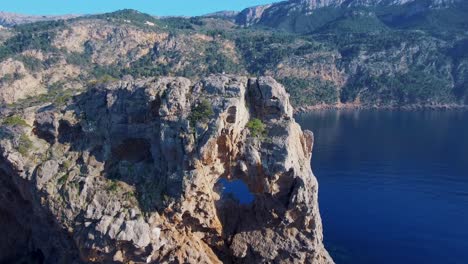 impresionante vista de drones de la famosa sa foradada en la costa oeste de mallorca - costa española en verano - gente de pie en los acantilados - mar mediterráneo de las islas baleares