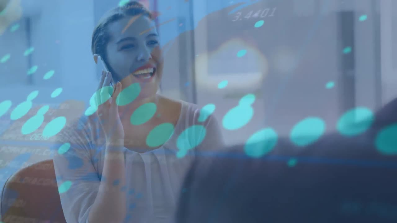 animación del procesamiento de datos sobre una mujer de negocios caucásica hablando por teléfono inteligente