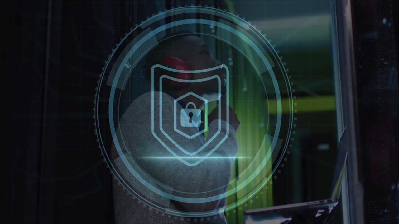 animación de texto de seguridad cibernética y candado en círculo, ingeniero afroamericano comprobando la sala de datos