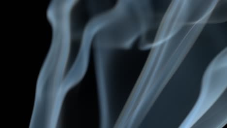 un chorro de humo sobre un fondo negro.