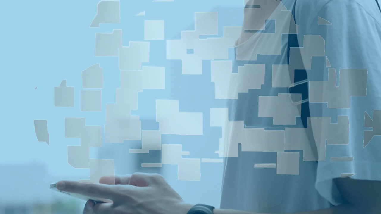 animación del icono de la nube y procesamiento de datos sobre empresario caucásico usando teléfono inteligente