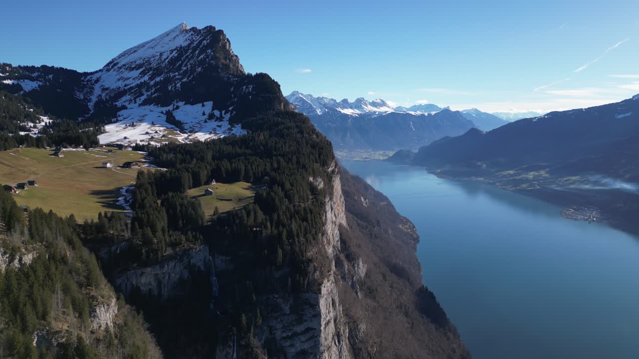 amden weisen, suiza paz y tranquilidad en el acantilado del lago alpes suizos