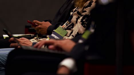 periodistas que usan computadoras portátiles y teléfonos durante la conferencia