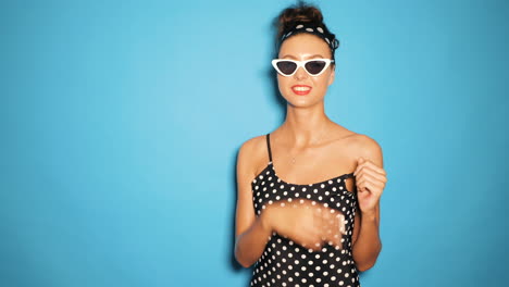 mujer elegante de moda retro con gafas de sol