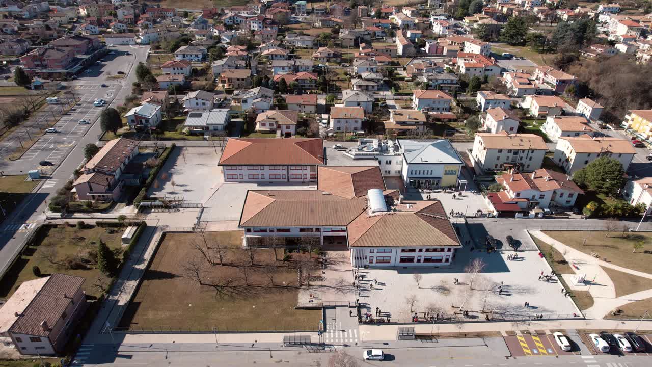 vista aérea hacia atrás de la ciudad italiana