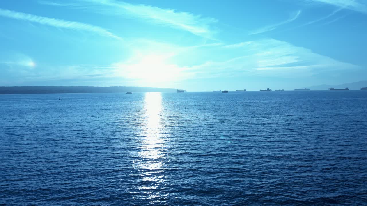 무인 항공기가 산 사이의 스카이 라인에서 화물선으로 해안가를 통해 비행으로 태평양 해안가에 반영 비행 태양을 통해 걷는 일몰 해변 사람들 편안한 실루엣 배낭 남자