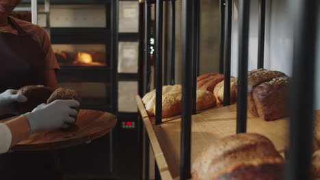 Fröhliche-Multiethnische-Frauen,-Die-In-Einer-Bäckerei-Arbeiten