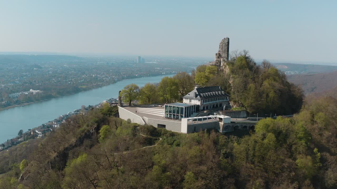 무인 항공기 - bonn - königswinter 25p 근처의 강 라인 siebengebirge와 폐허 drachenfels의 공중 샷