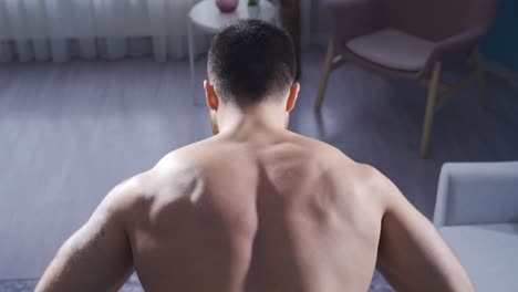 Mann-Entwickelt-Rückenmuskulatur-Mithilfe-Von-Geräten-Zu-Hause.