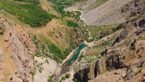 Montañas-Rocosas-Del-Parque-Nacional-Ugam-chatkal-Con-El-Lago-Urungach-En-Uzbekistán