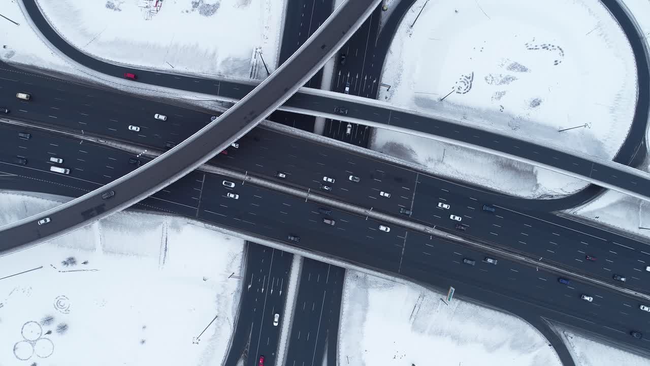 겨울에 눈 덮인 고속도로 교차로의 공중 전망.