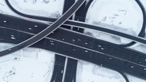 vista aérea de una intersección de autopistas cubierta de nieve en invierno.