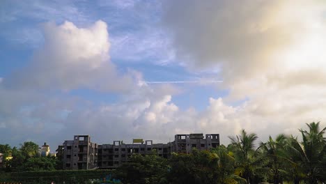 Nubes-De-Lapso-De-Tiempo-De-La-Mañana-Moviéndose-En-Dirección-Opuesta-Contra-El-Cielo-Azul,-Sitio-De-Construcción-Abandonado