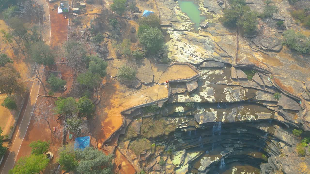 las cascadas de rajdari y devdari se encuentran dentro del exuberante santuario de vida silvestre de chandraprabha vista desde un avión no tripulado