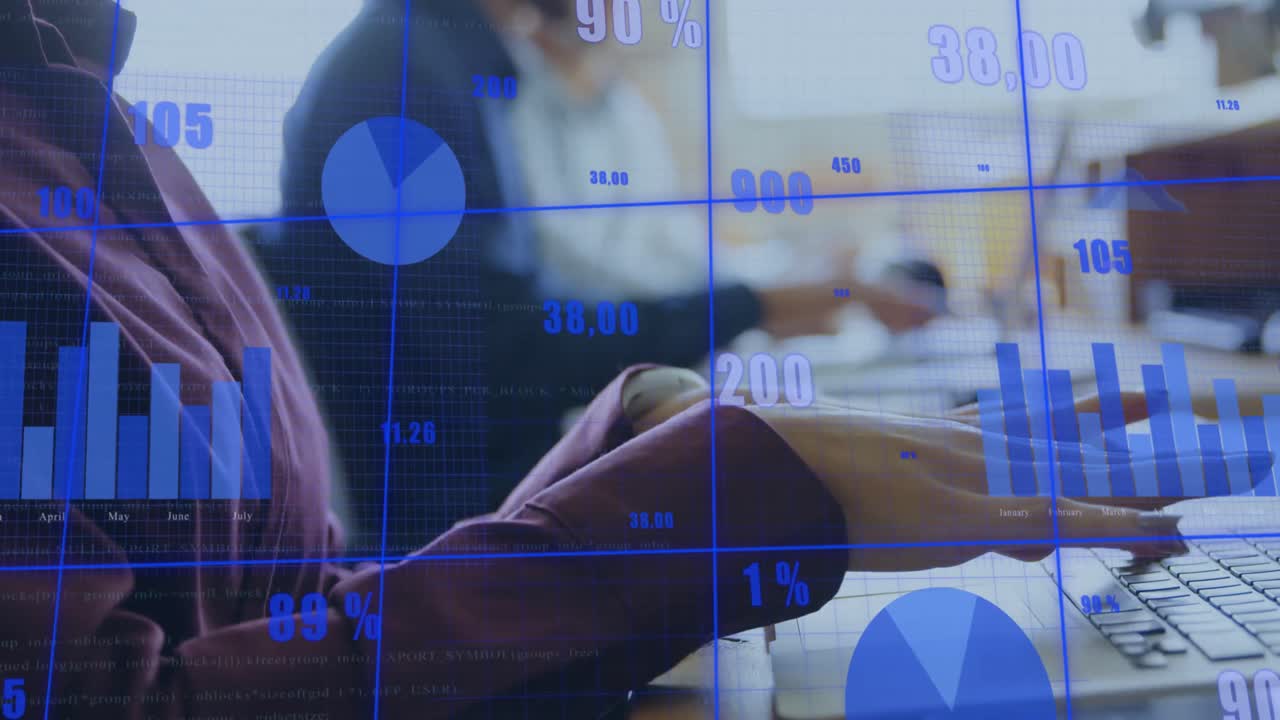 animación del procesamiento de datos sobre una mujer de negocios caucásica que usa una computadora portátil en la oficina