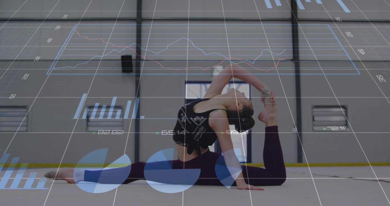 Video vertical: Transición de una chica haciendo un split en la parte superior a una flexión hacia atrás en una colchoneta de gimnasia, entrenando con HUD.