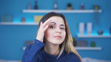 una mujer joven mirando su piel.