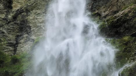 Majestuoso-Y-Alto-Arroyo-De-Cascada-Estrellándose-Contra-Un-Acantilado-Rocoso,-Primer-Plano