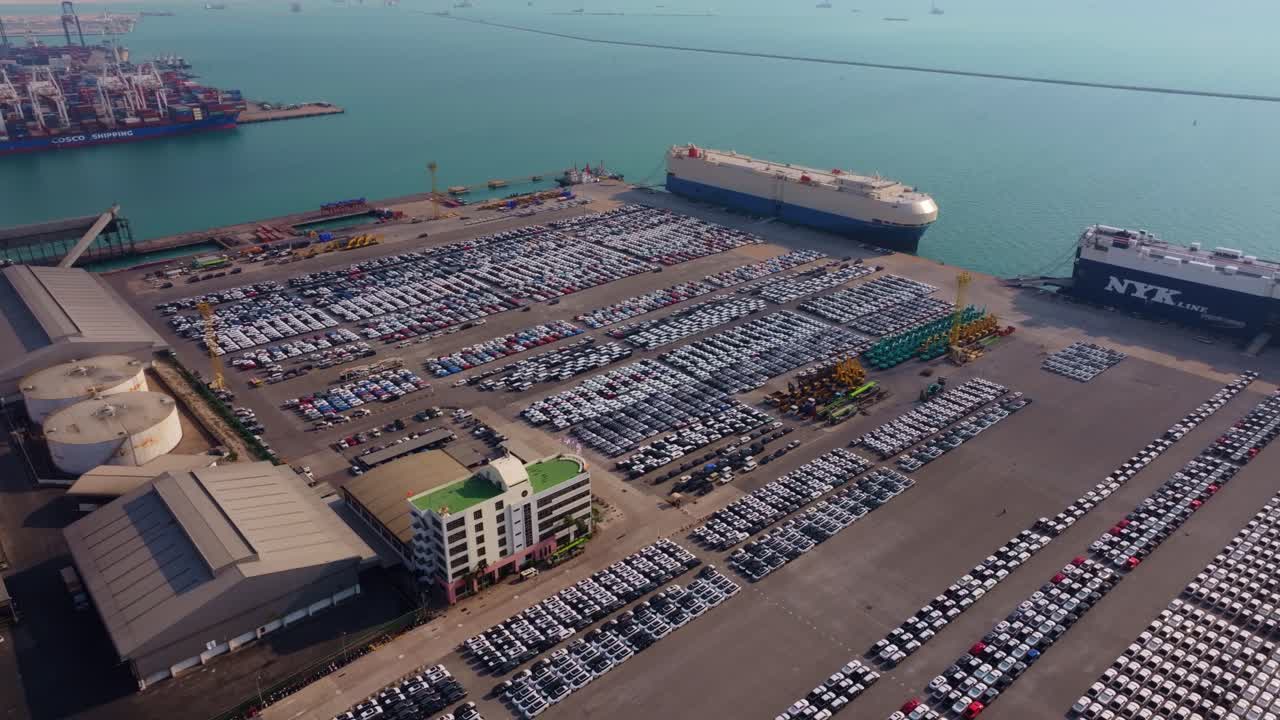 Vista aérea de estoque de carros em terminal de embarque, Tailândia