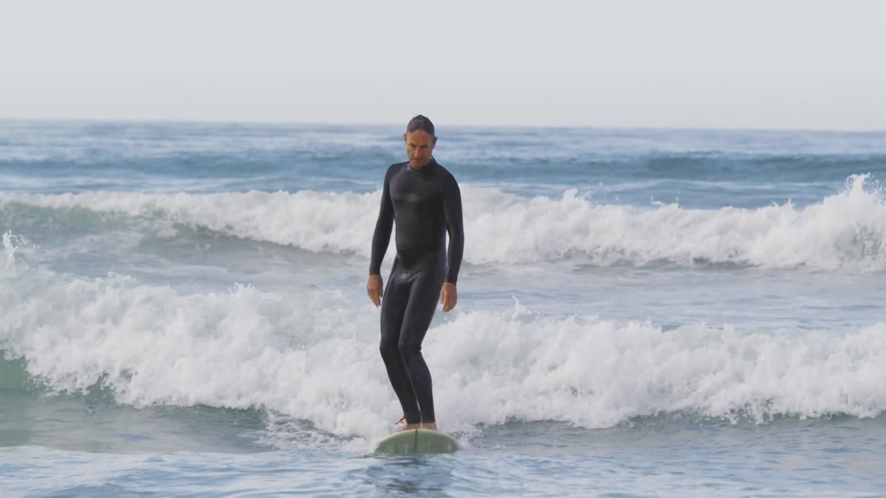 아버지 와 젊은 성인 아들 이 함께 야외 활동 을 즐기고 있다