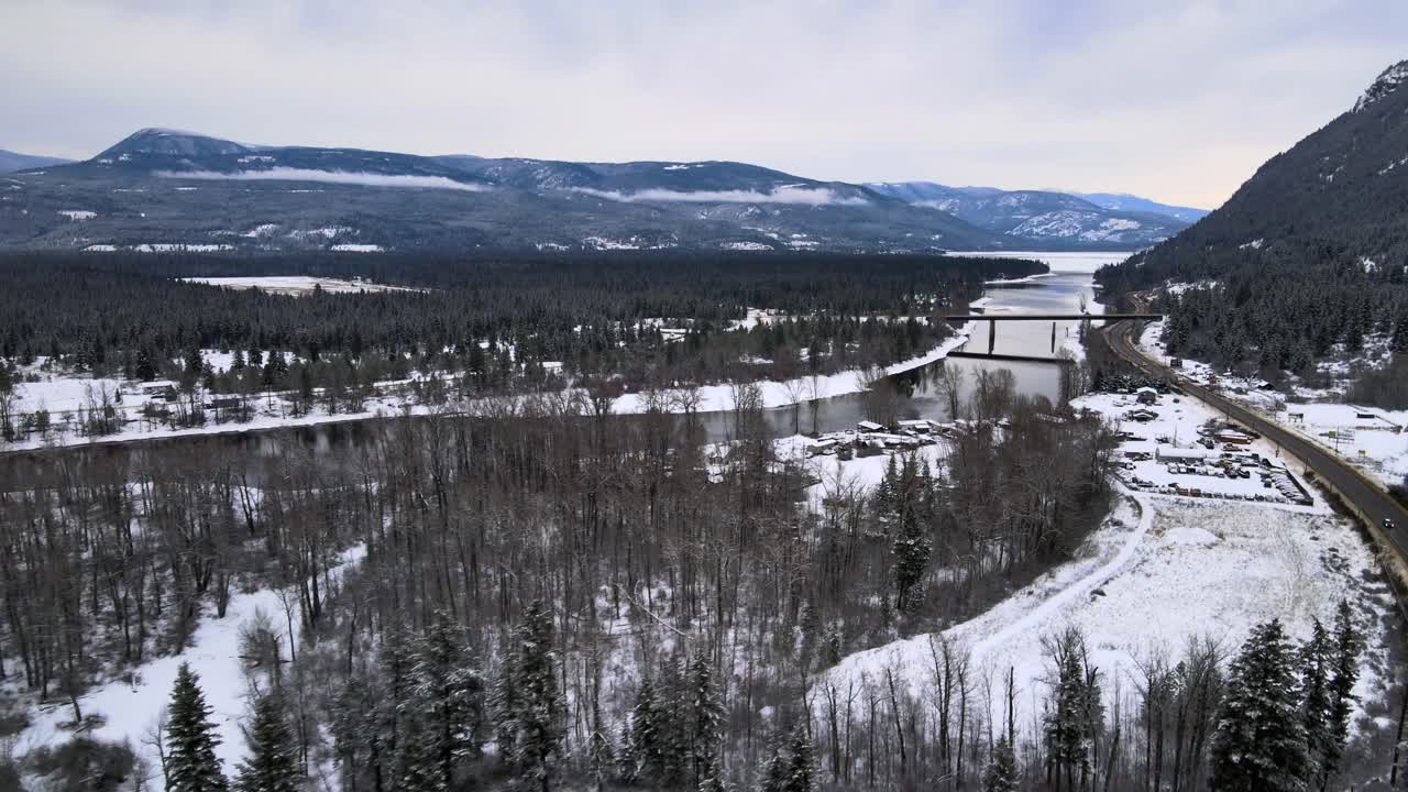 majestuoso paisaje forestal invernal con la autopista 1 y el río thompson, disparos de drones sobre kamloops, columbia británica durante la puesta de sol