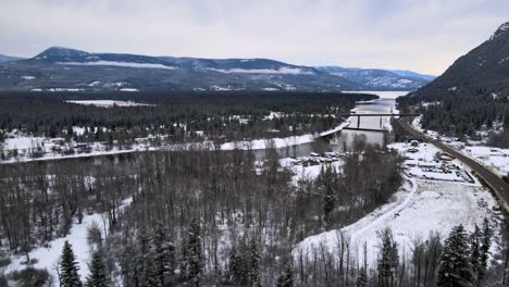 Majestuoso-Paisaje-Forestal-Invernal-Con-La-Autopista-1-Y-El-Río-Thompson,-Disparos-De-Drones-Sobre-Kamloops,-Columbia-Británica-Durante-La-Puesta-De-Sol