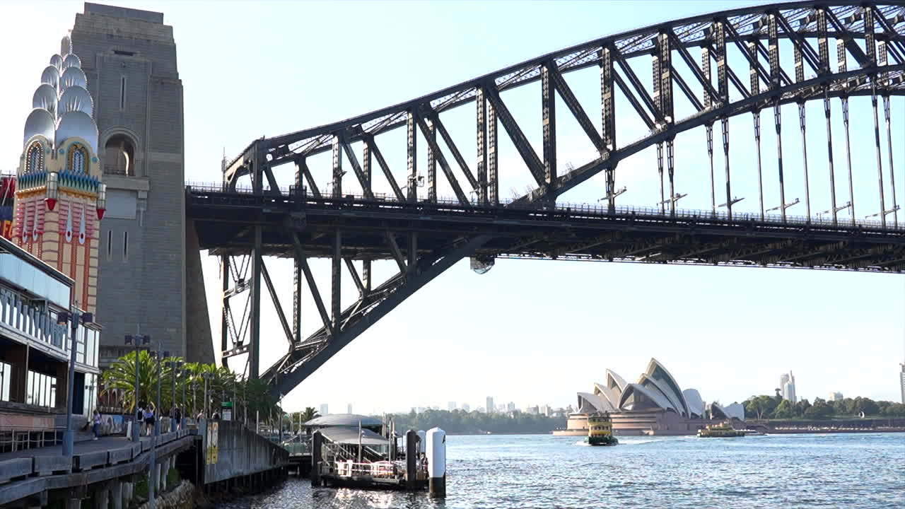 sydney ferry se aproxima a milsons point wharf en el puerto de sydney, australia