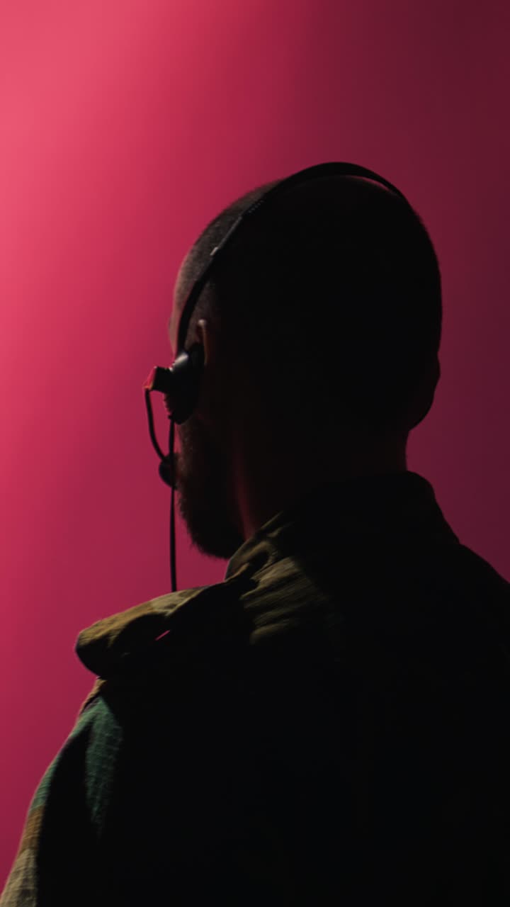 Video verticale: dispacciatore militare dell'esercito cinese trasmette informazioni alle truppe usando un auricolare.