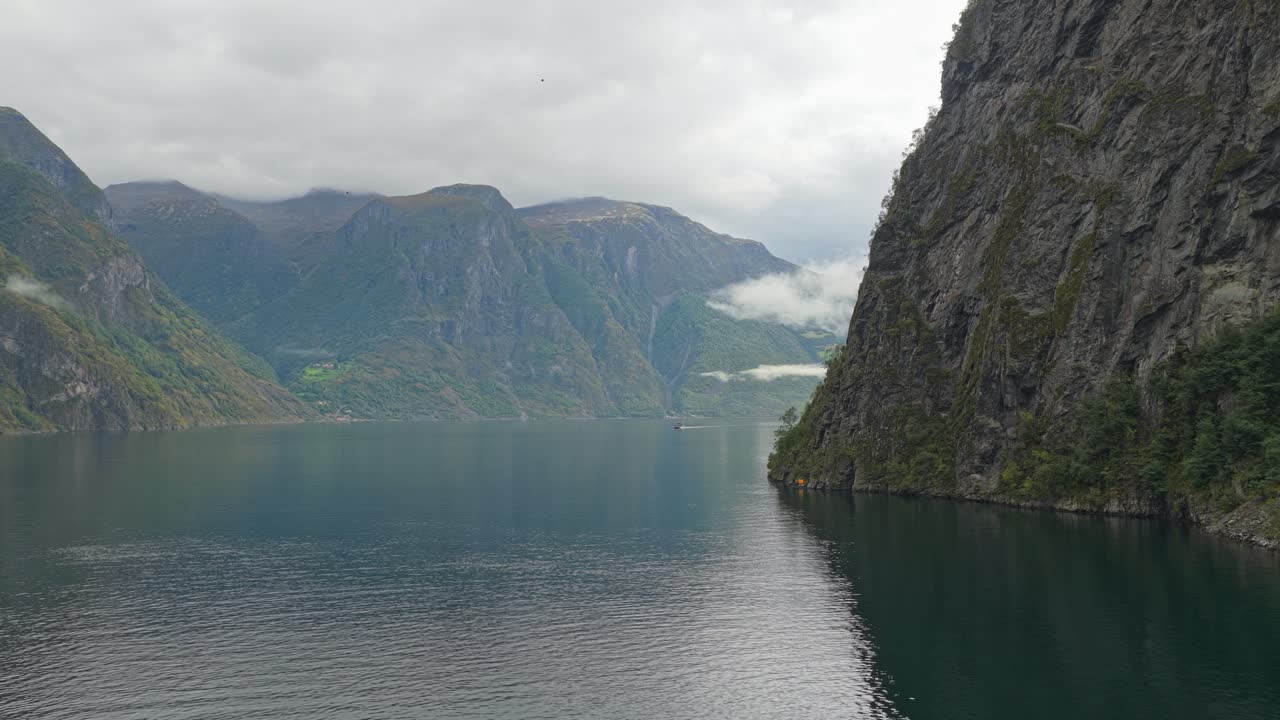 Dronekuva turistiveneestä risteilemässä vuonolla lähellä Undredalin kylää, Norjassa.