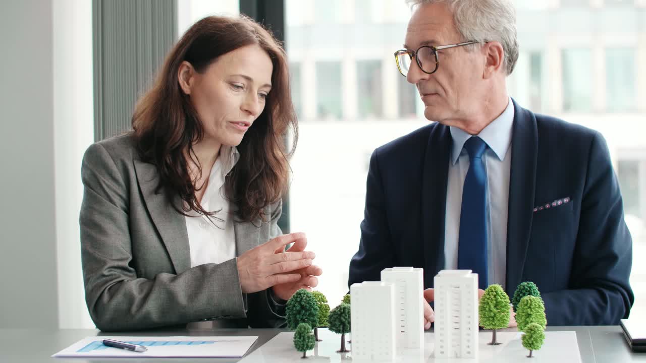 두 명의 건축가가 새로운 솔루션에 대해 이야기하고 있습니다.