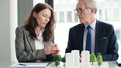 dos arquitectos hablando de nuevas soluciones