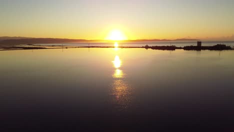 paisaje pacífico de sol saliendo por encima de las colinas en sant'antioco, drone aéreo, estático