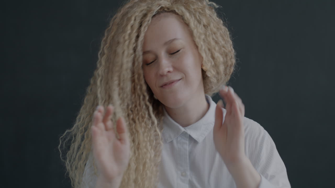 mujer feliz bailando