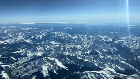 vista lateral aérea desde la cabina de un jet de los alpes suizos volando a 12000m de altura