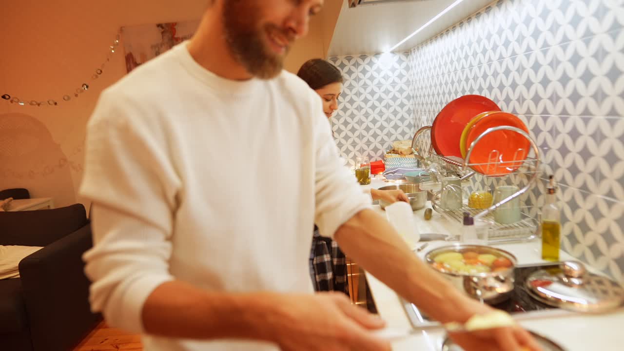 Casal cozinhando juntos em casa