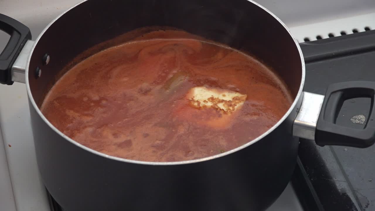 trozos de queso asado en salsa roja
