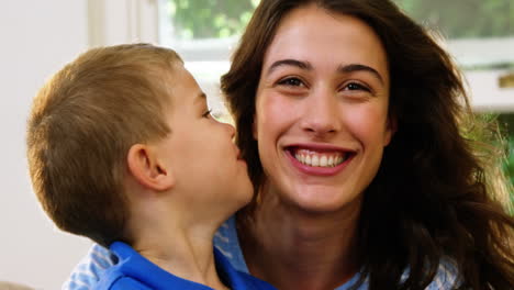 Mamá-Dándole-Un-Beso-A-Su-Hijo