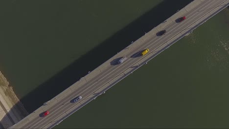 un dron disparó directamente hacia abajo sobre un puente de vehículos que se detenía con autos corriendo debajo