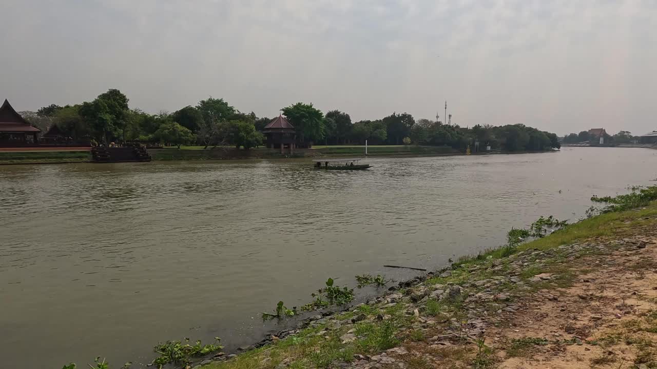 lapso de tiempo de un río tranquilo con barcos que pasan