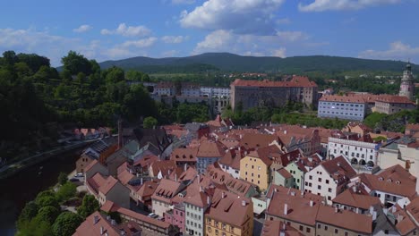 Casco-Antiguo-Espectacular-Vista-Aérea-Superior-Vuelo-República-Checa-Histórico-Cesky-Krumlov-Río-Vltava-En-Verano-De-2023,-Patrimonio-Mundial-En-Bohemia