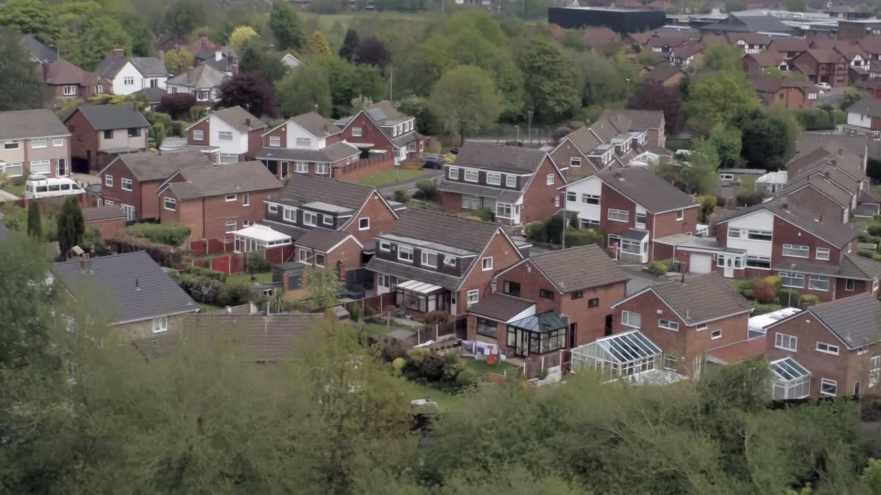 casas y jardines británicos tranquilos propiedad suburbana residencial vista aérea closeup órbita izquierda