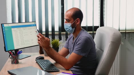 una mujer mirando a su marido en la computadora portátil.