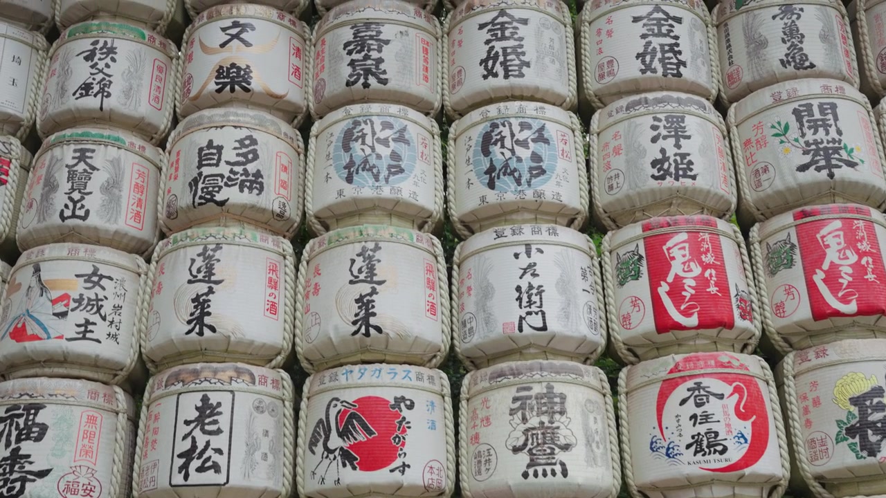 Video gerak lambat tong sake berwarna-warni dan indah di Kuil Meiji Jingu pada siang hari di Taman Yoyogi, Tokyo.