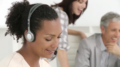 Ethnische-Geschäftsfrau-Mit-Headset-Und-Ihr-Team