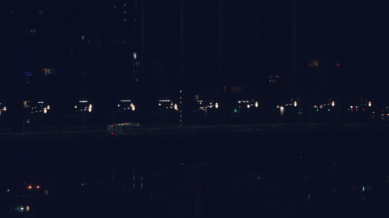 황혼 동안 도시 항구 근처의 다리에서 이동하는 차량