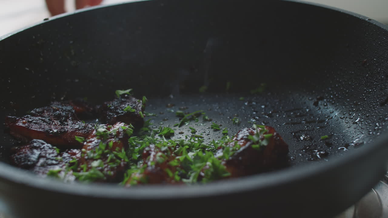 허브 를 넣은 팬 에 베이컨 을 요리 하는 것