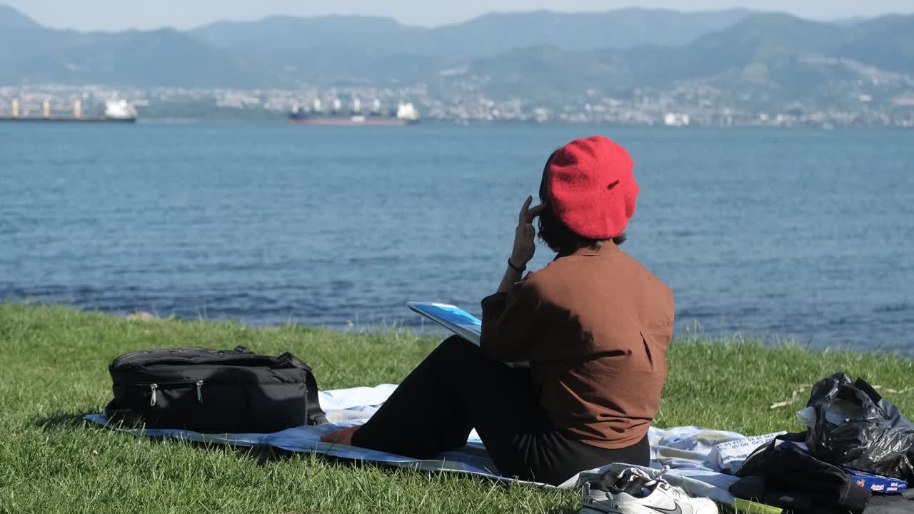 강 근처에 있는 그림