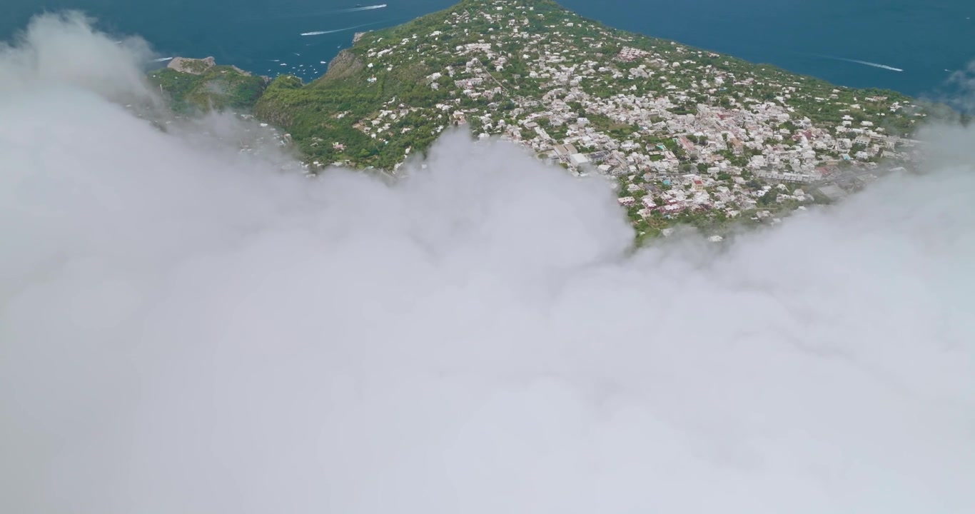 Volando sopra le nuvole sull'isola di Capri, Italia